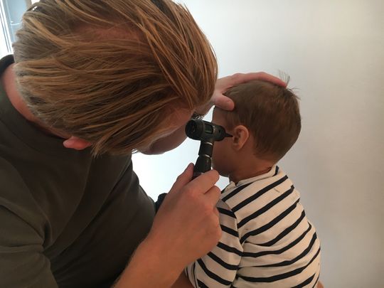 Lars Sebbesen hjælper både børn og voksne med problemer i ørene